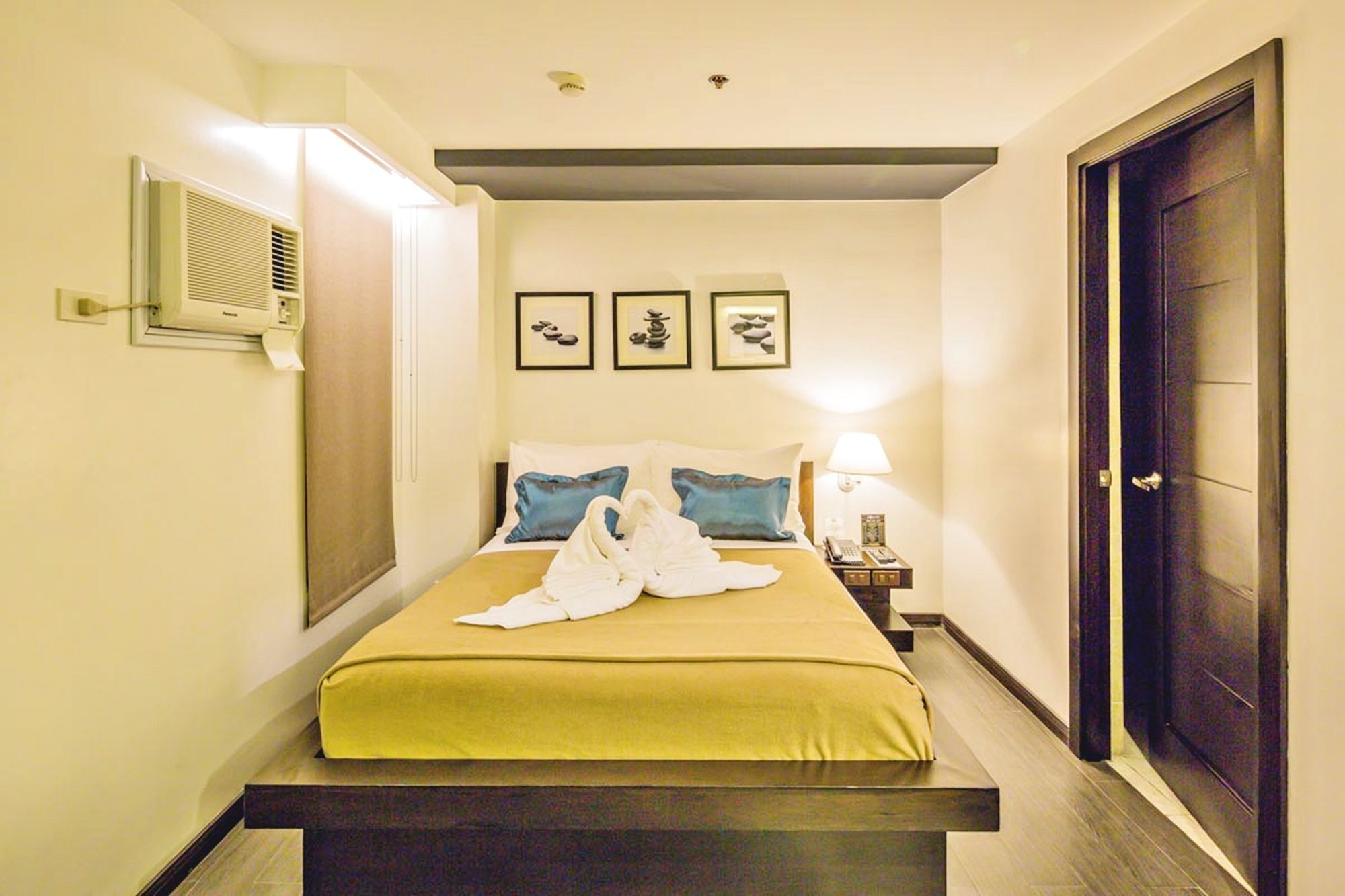 Ritz Astor Hotel Makati City Exterior foto